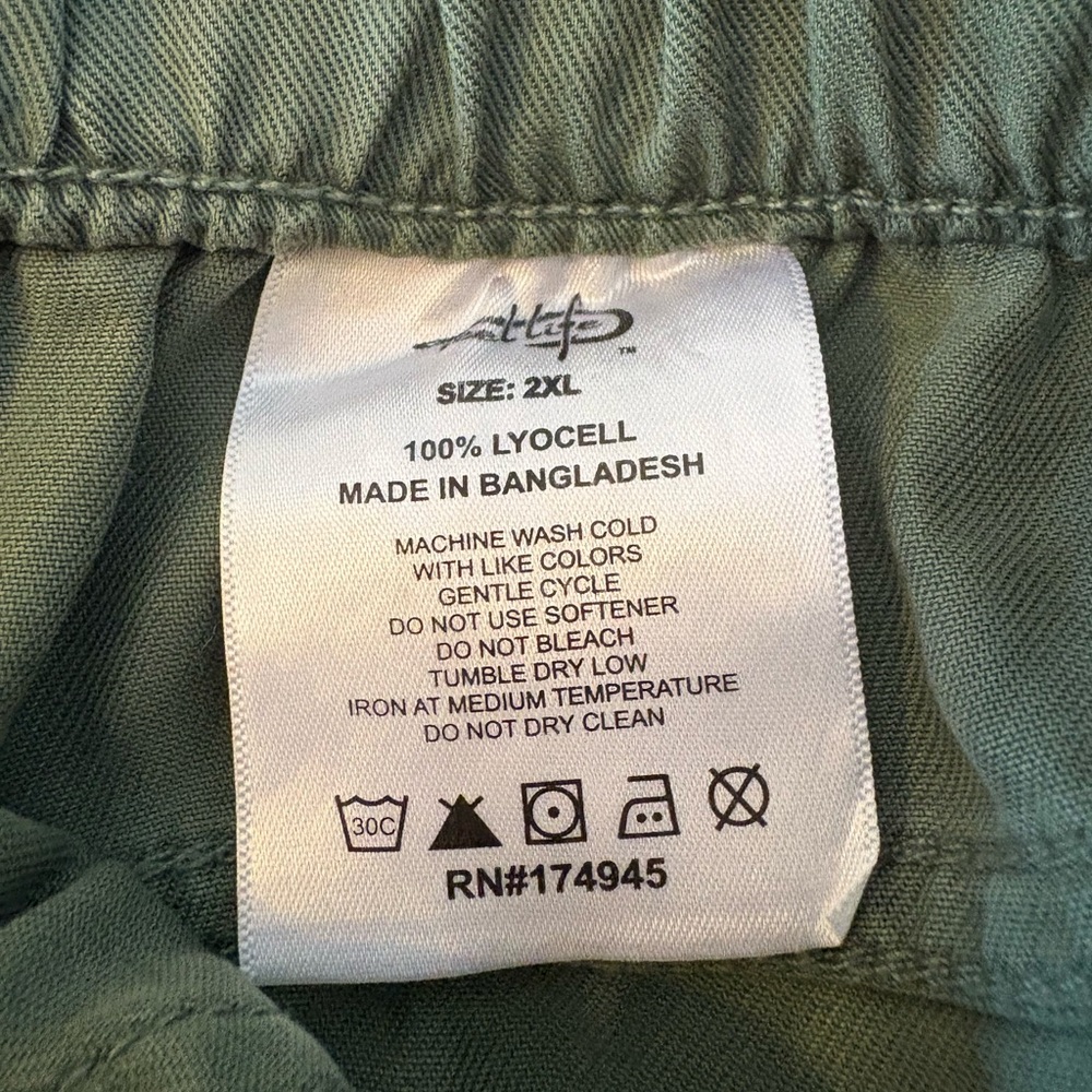 REEL LIFE NWT Green Shorts with Relaxed Fit/4 pockets Size 2XLarge - Picture 6 of 8